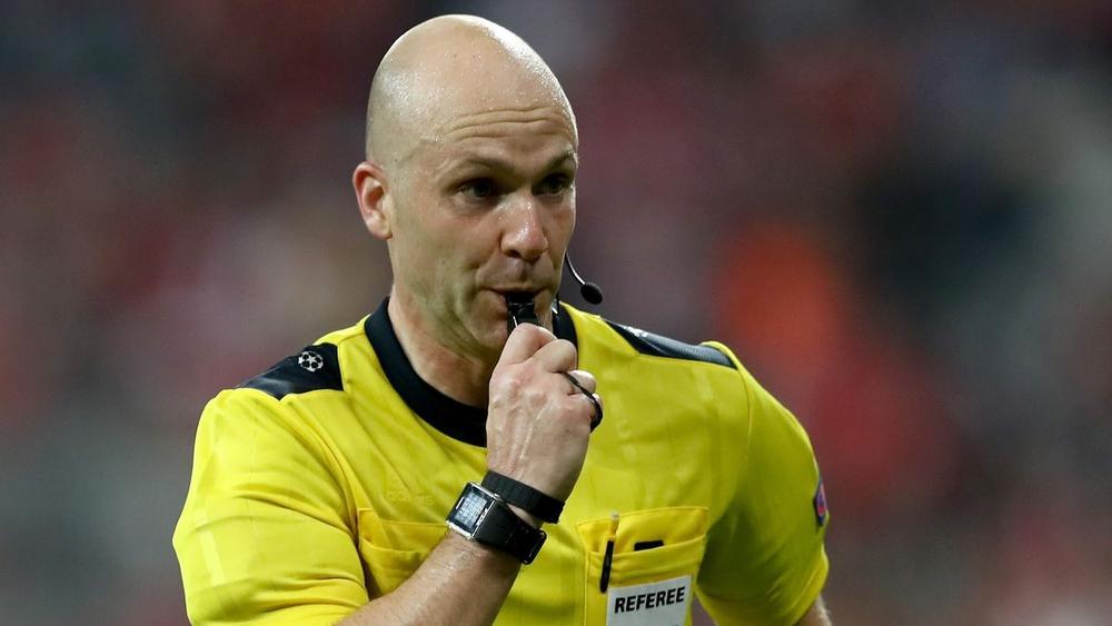 الـ"يويفا" يختار حكما إنجليزيا لقيادة مباراة باريس سان جيرمان وبرشلونة