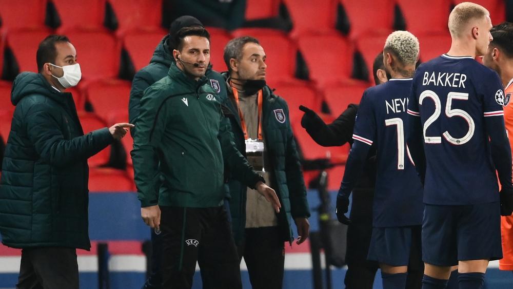 "يويفا" يوقف حكم مباراة باشاك شهير وسان جيرمان حتى نهاية الموسم بسبب عباراته "العنصرية"