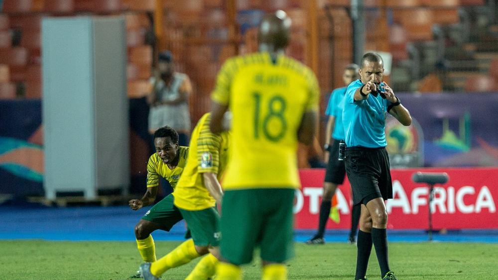 بعد قيادته لمباراة الأهلي وفيتا كلوب بمصر السبت الماضي.. رضوان جيد يعود يومه الخميس إلى المغرب بعد تدخل الجامعة و"الكاف"