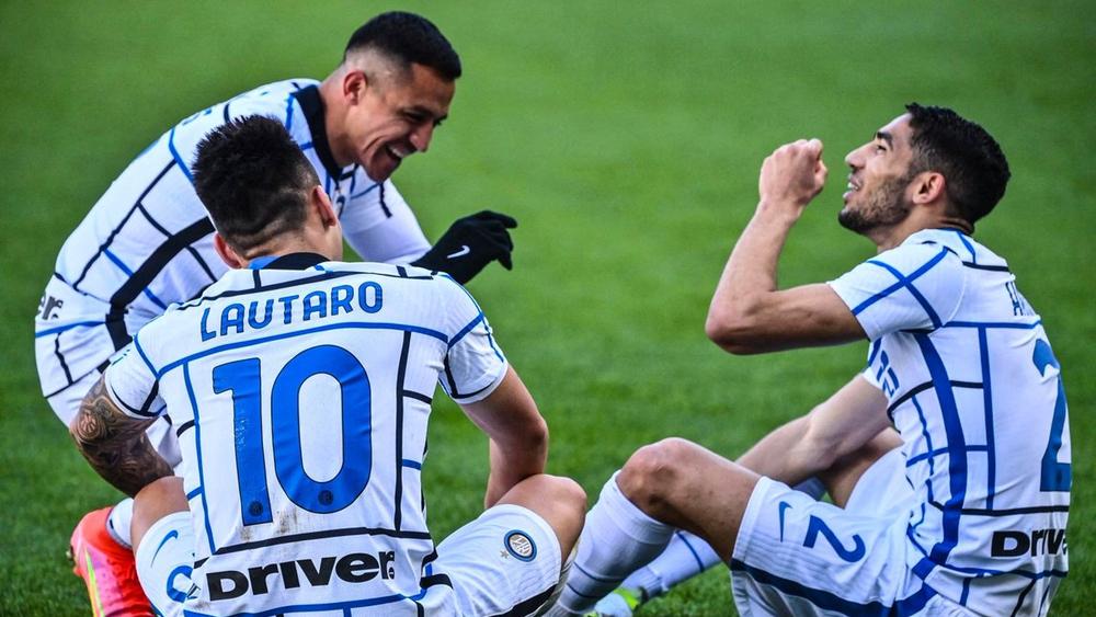 حكيمي ولاوتارو وأليكسيس يُحاكون عملية تحضير وشُرب "الشّاي" احتفالاً بالهدف الثاني أمام تورينو