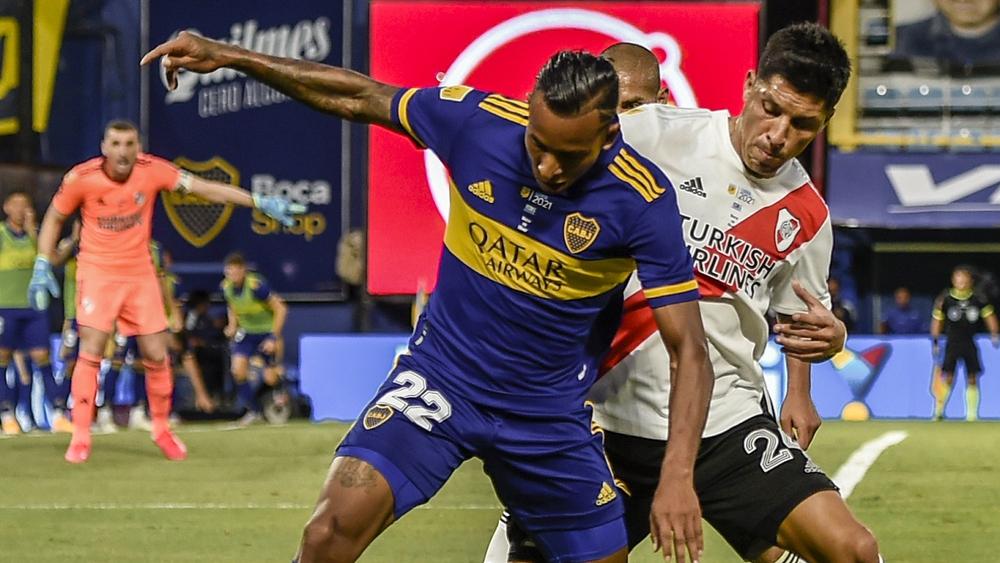 التعادل يحسم "قمة" الدوري الأرجنتيني بين بوكا جونيورز وريفر بلايت في مباراة عرفت إشهار الحكم لورقتين حمراوين