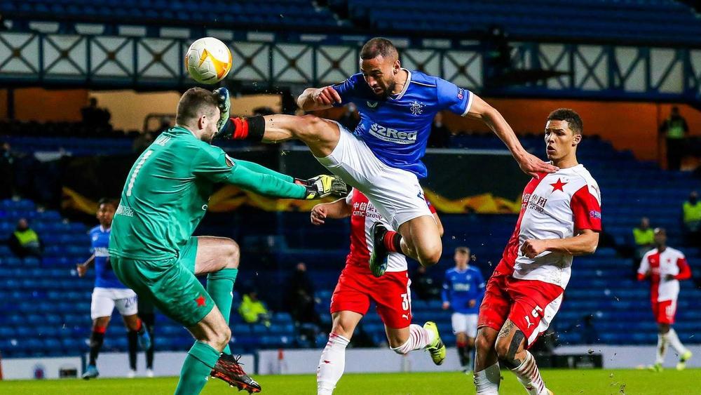 حارس مرمى سلافيا براغ يتعرض لإصابة خطيرة في الدوري الأوروبي