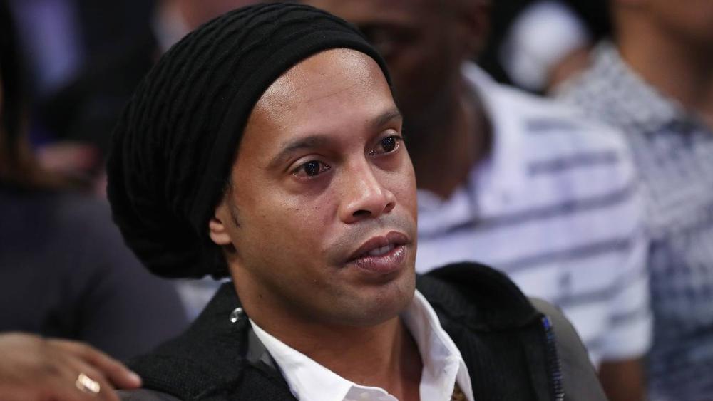 شرب الكحول والسهر "دون توقف".. رونالدينيو يُثير قلق محبيه بسبب "حالته العصيبة" بعد وفاة والدته