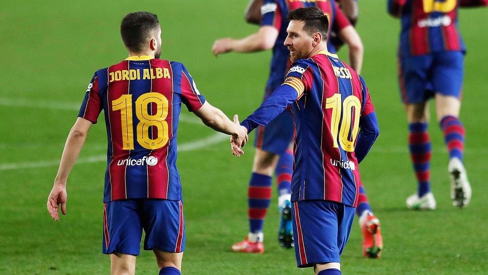 جوردي ألبا: "ميسي يحب برشلونة وسعيد داخل النادي"