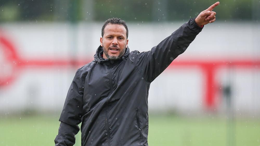 بعد خوضه للديربي سابقا كعميد للفريق.. بنشريفة يواجه الرجاء لأول مرة كمساعد للمدرب