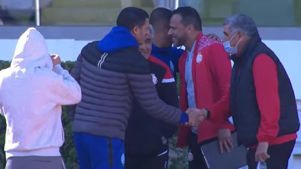 حديث ودي بين الزنيتي والتكناوتي وعِناق بنشريفة والبكاري.. الروح الرياضية تَعُمُّ مكونات الوداد والرجاء قبل انطلاقة الديربي