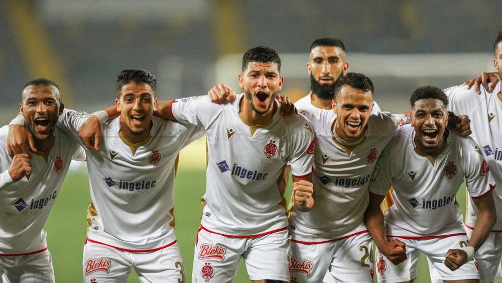 "الديربي البيضاوي" يكتسي باللون الأحمر والوداد تنفرد بصدارة البطولة