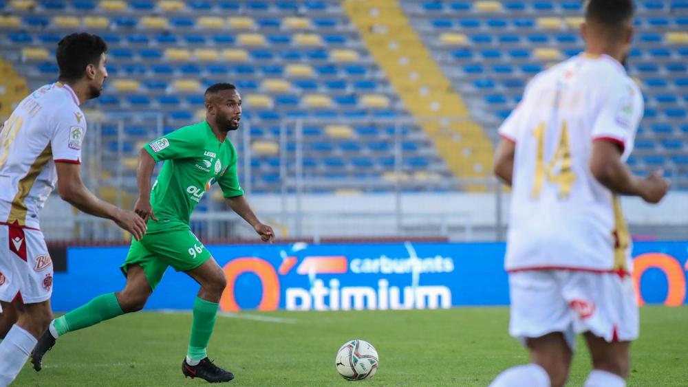 خاص/ لاعب ودادي لدى مصافحته لاعبي الرجاء بعد "الديربي": "رْتَاحَينَا فَاشْ دْخْلْنا لْقِينَا لْحْرَايْفِيَة فْالبُونْ تُوشْ"