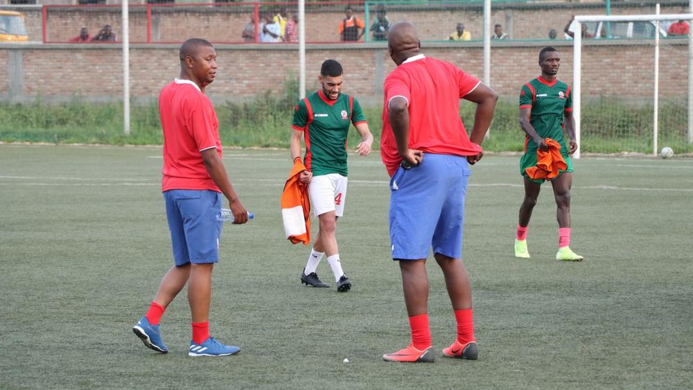 تحاليل "كورونا" تثبت إصابة مدرب بوروندي بالوباء والشكوك تحوم حول حضوره في مواجهة "أسود الأطلس"