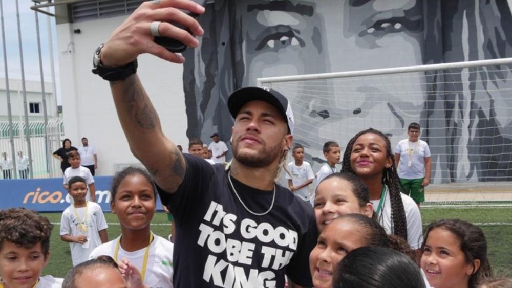 رغم "الإغلاق" لمدة عام.. نيمار يواصل دفع رواتب 142 عاملا في مؤسسته