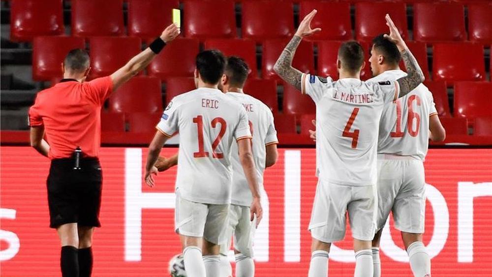 غياب "الفار" يُثير غضب الإسبان بعد تعادلهم مع أوكرانيا في تصفيات المونديال