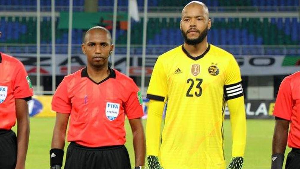 حارسا المنتخب الجزائري "يسخران" من حكم مباراة زامبيا: "الحكم سجل 3 أهداف والأبطال 3 أهداف.. ماما أفريقيا"