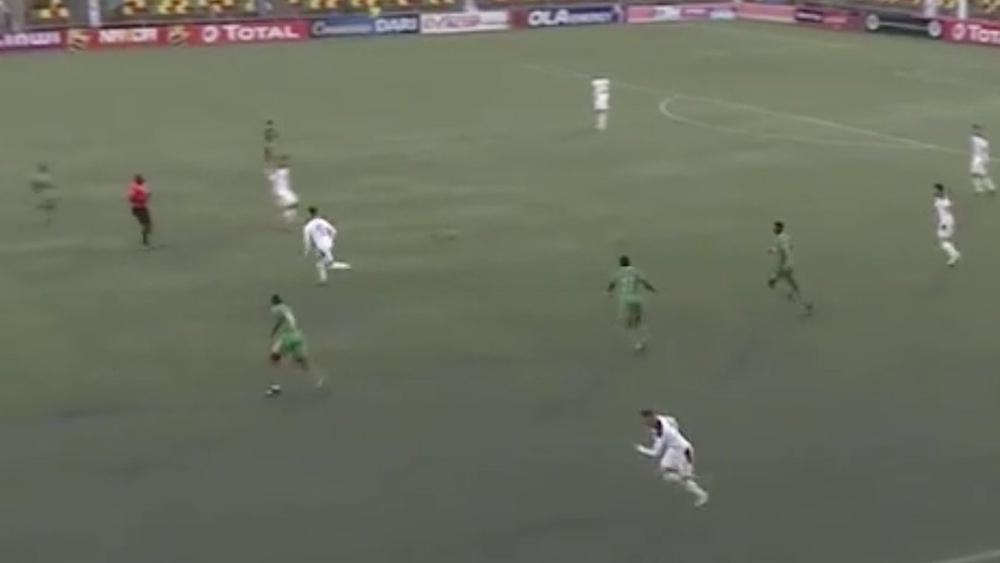 كرة قاتمة اللّون وأرضية ملعب باهتة.. مُشاهدون يصطدمون بصعوبة في رصد مجرَى لعب مباراة موريتانيا والمغرب