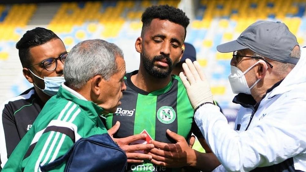 لاعب سطاد المغربي يتعرض لكسر في الفك خلال مباراة اتحاد طنجة الودية ويخضع لعملية جراحية "عاجلة"