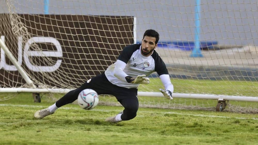 قبل مواجهة الرجاء.. حارس بيراميدز يُهاجم مسؤولي ناديه: "تم إبعادي لأسباب شخصية.. لو حضر نوير بنفسه لن يشارك مع هذا الفريق"