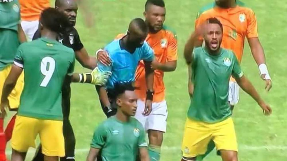 إصابة الحكم الرئيسي بوعكة صحية وغياب بديله يُنهيان مباراة الكوت ديفوار وإثيوبيا قبل عشر دقائق من انقضاء وقتها الأصلي