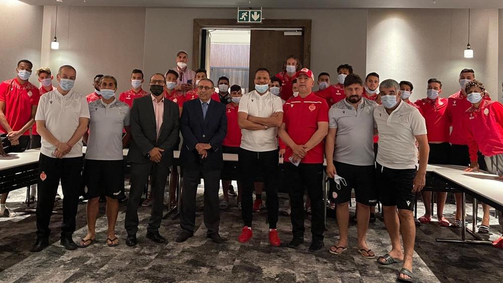 سفير المملكة بجنوب أفريقيا يزور بعثة الوداد قبل مواجهة كايزر شيفس