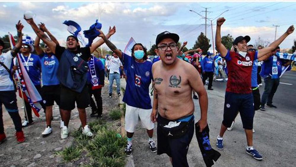 مواجهات بـ"قنينات زجاجية" بين جماهير "إف سي خواريز" و"كروز أزول".. أعمال شغب في الدوري المكسيكي بعد السماح بعودة الأنصار للمدرجات