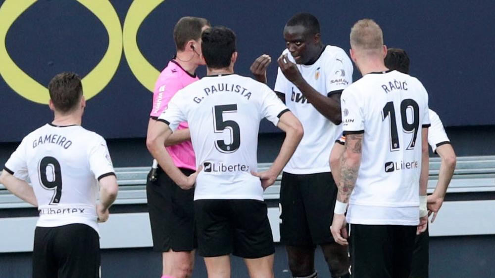 في واقعة "غير مسبوقة" بالدوري الإسباني.. لاعبو فالنسيا "يغادرون" الملعب لنحو 25 دقيقة بعد تعرض زميلهم "دياكابي" للعنصرية