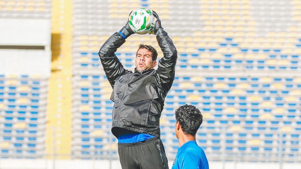 الحضري يعلن دعمه لشريف إكرامي بعد خطإه في مباراة الرجاء ويعلق: "أفضل الحراس في العالم يرتكبون أخطاء وهذا وارد في كرة القدم"