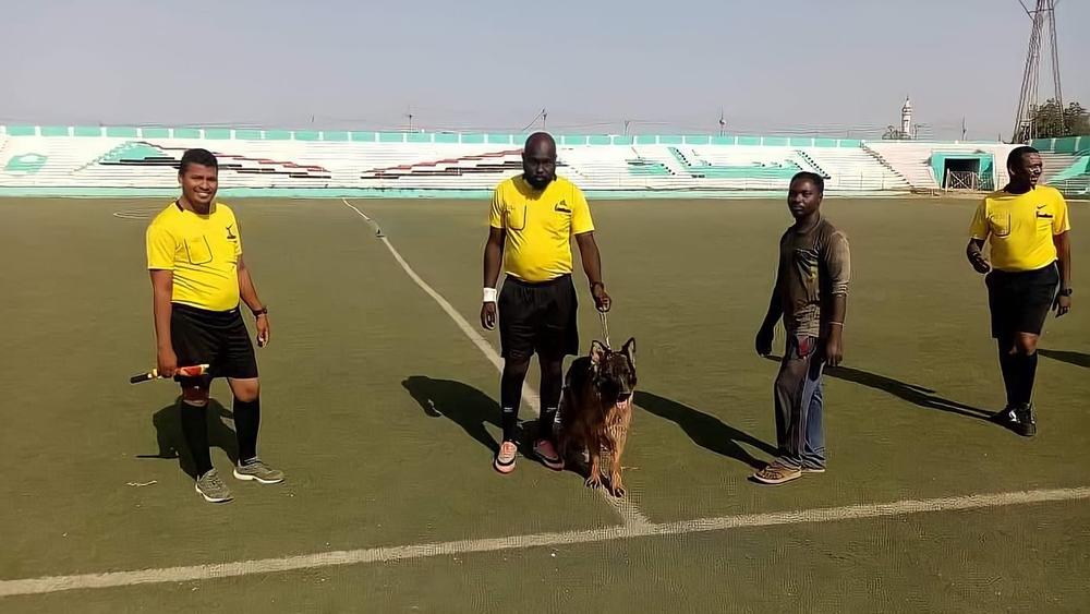 في لقطة "غريبة".. حكم بالدوري السوداني يصطحب كلبا بوليسيا لأرضية الملعب خوفا من هجوم جماهيري "محتمل"