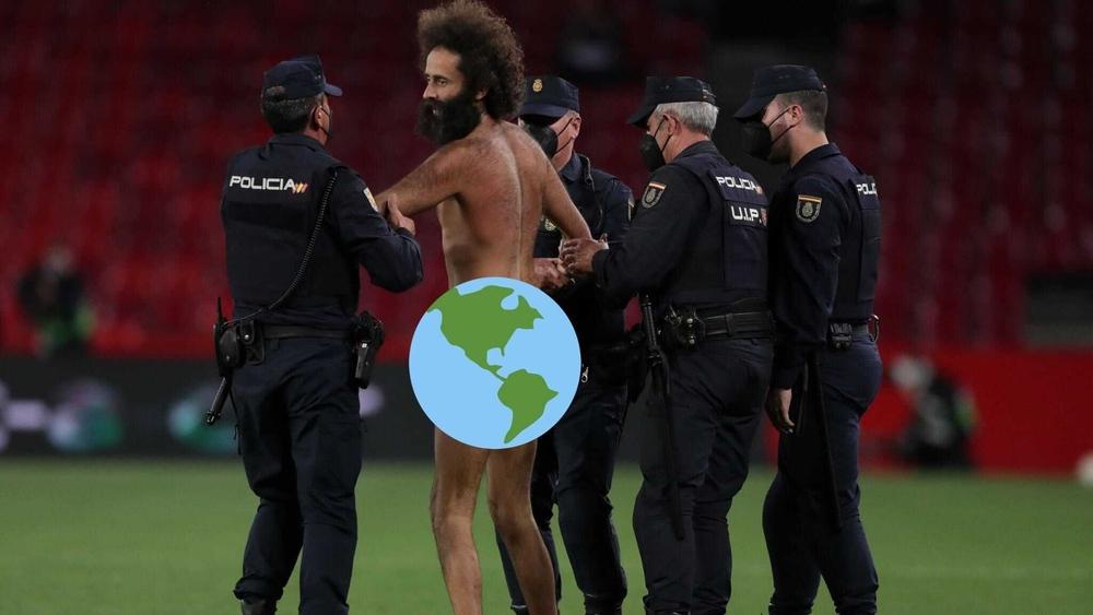 في واقعة "غريبة".. شخص "عار" يقتحم ملعب مباراة غرناطة ومانشستر يونايتد ويعمد إلى التدحرج على المستطيل الأخضر