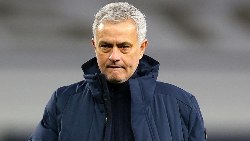 مورينيو يقدم العزاء لملكة بريطانيا بعد وفاة زوجها