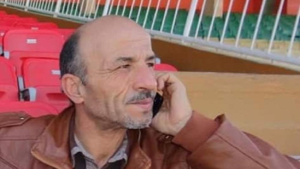 مُعلّق تونسي يطلب "زُجاجة بيرة" على الهواء مباشرةً ويُعاقب بالإيقاف من التلفزيون المحلي!