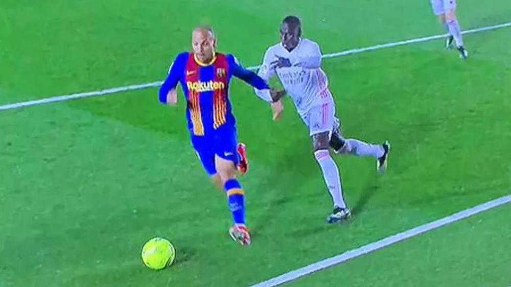 "ركلة جزاء غير محتسبة" لبرشلونة تخلق الجدل في "الكلاسيكو".. هل كان الحكم "جيل مانزانو" على صواب؟