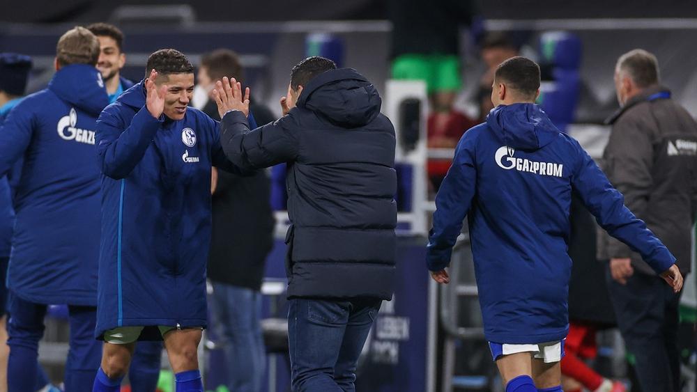 بعد 12 مباراة متتالية بدون فوز.. شالكه يحقق انتصاره الثاني هذا الموسم بهزم أوجسبورغ