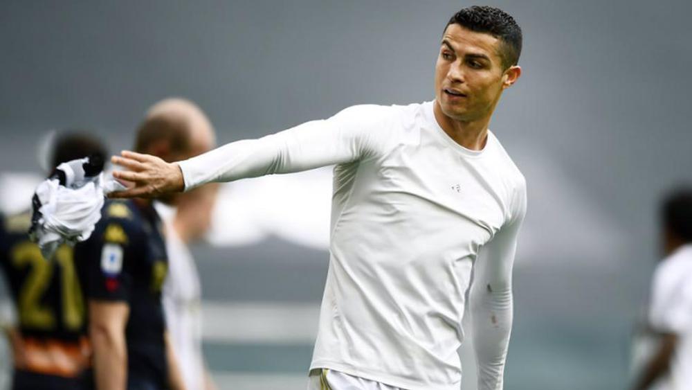 كريستيانو "يرمي" قميصه أرضا بسبب "عدم تسجيله" وبيرلو يدافع عنه: "لقد كان غاضبا ولن يتعرض للعقوبة"