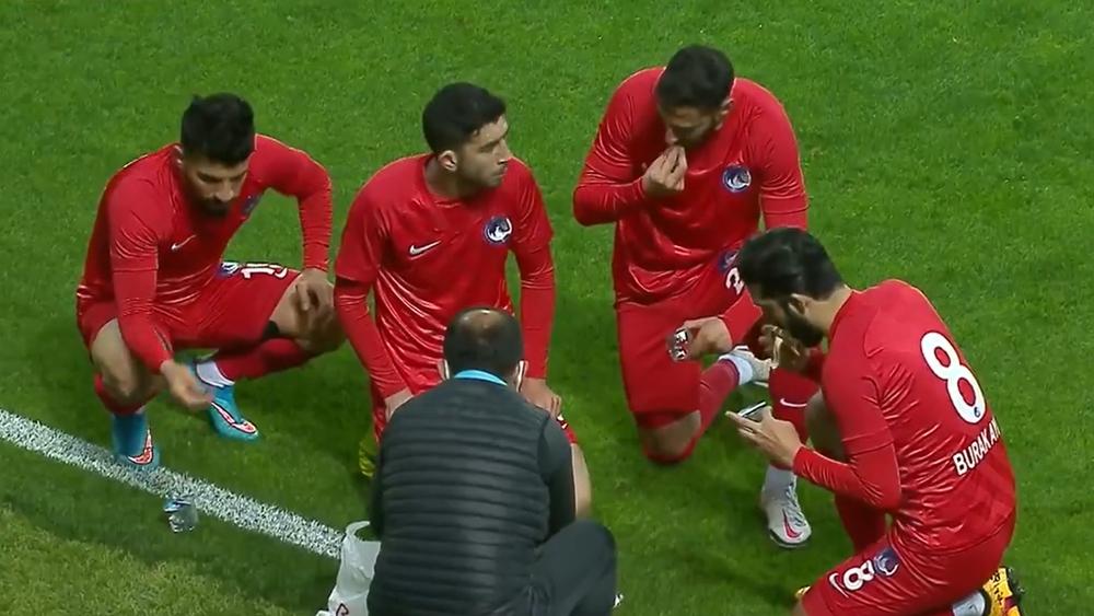 مباراة في الدوري التركي "تجذب الأنظار" بعد إيقاف لاعبي فريفي "جيرسونسبور" و"كيتشيورينقونجو" للمواجهة و"كسر صيامهم" على أرضية الملعب
