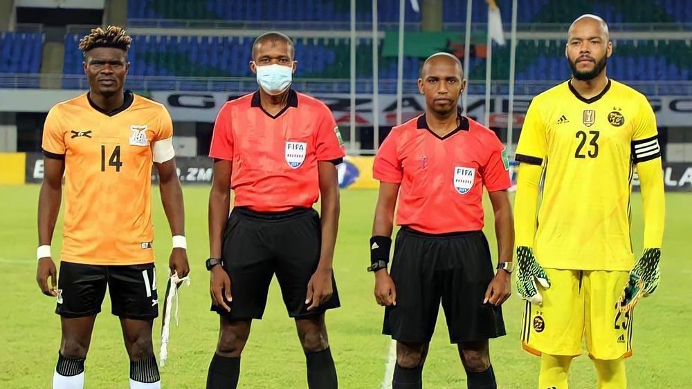 بعد الشكوى التي تقدم بها إتحادهم المحلي.. "الكاف" يوقف حكم مباراة الجزائر وزامبيا لثلاثة أشهر