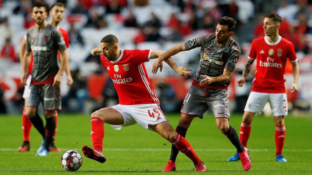 بنفيكا يطرح تاعرابت في سوق الانتقالات لاستثمار مستوياته الكروية مادياً