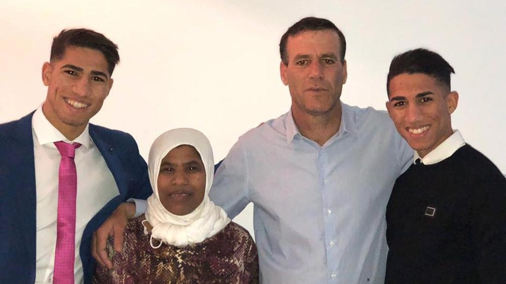 حكيمي: "والدي كان بائعا متجولا وأمي اشتغلت في المنزل.. قاما بتضحيات كبيرة لإحضار الخبز والآن أستطيع أن أجعلهما يشعران بالرضا"