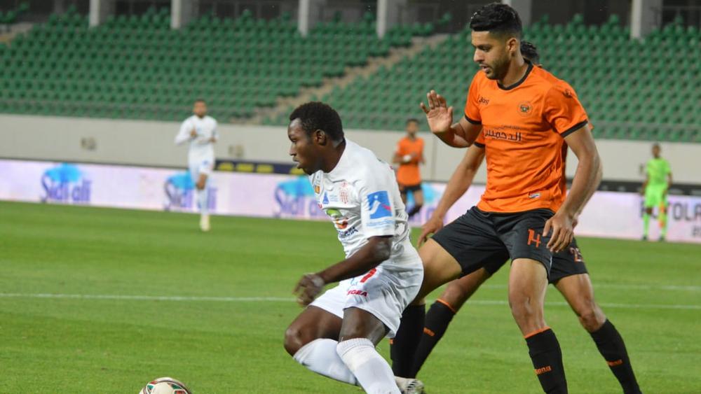 نهضة بركان يٌسقط حسنية أكادير "المنقوص عددياً" بهدف قاتل في آخر ثواني المباراة