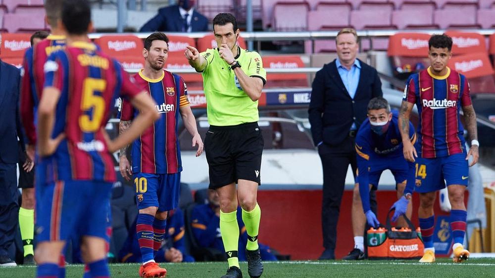 حكم نهائي كأس الملك يثير مخاوف لاعبي برشلونة و"سبورت" تكتب: "نفس الحكم الذي منح ركلة جزاء لراموس في الكلاسيكو"