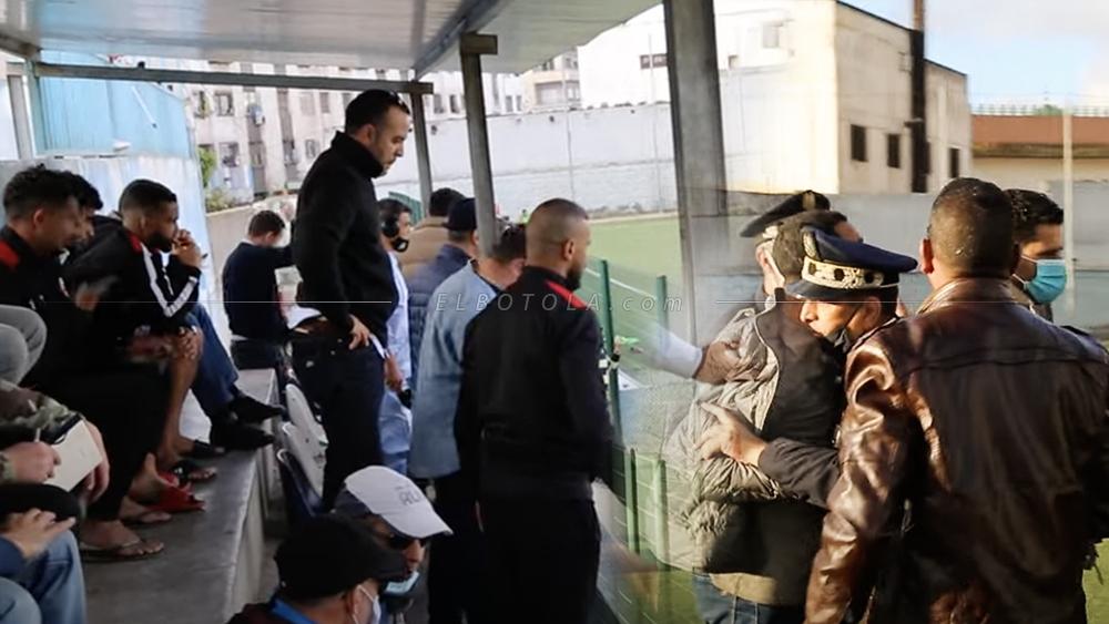 "فوضى" و "خطر حقيقى" يهدد الحاضرين في مباراة الرشاد البرنوصي والنادي المكناسي