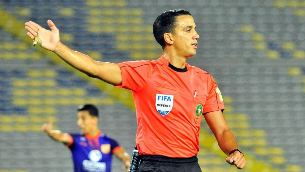 زوراق يقود مباراة الوداد الرياضي أمام سريع واد زم وعبد العزيز لمسلك في غرفة الـ"فار"