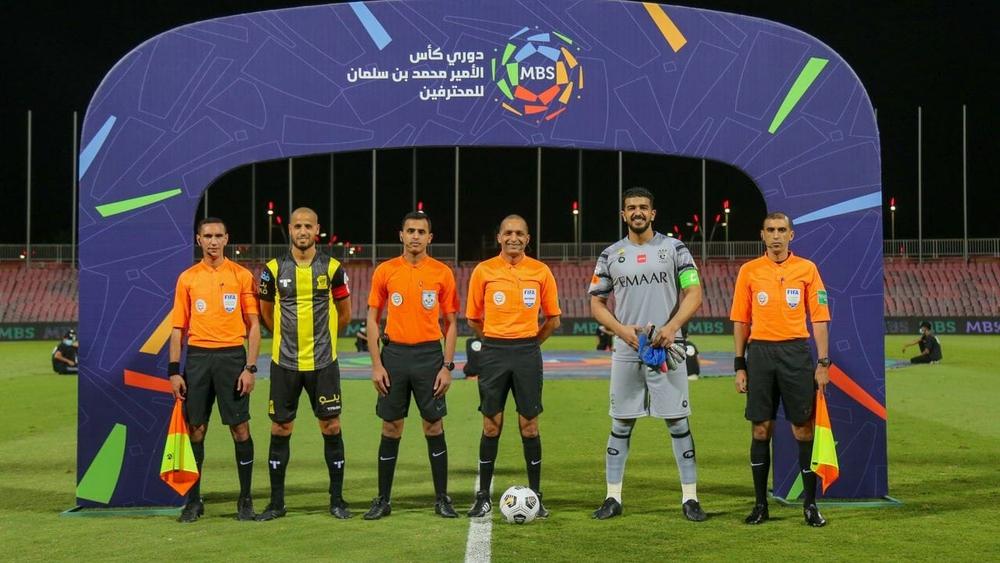 خاص/ رضوان جيد يقود مباراة القادسية والفيصلي في الدوري السعودي وزوراق يتولى مهمة حكم "الفار"