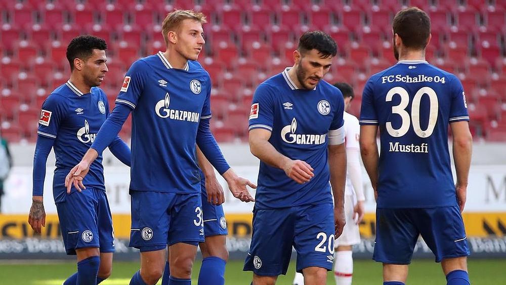 بعد توديعه "البوندسليغا" رسميا.. جماهير شالكه تعتدي على مكونات فريقها بالركل وإلقاء البيض واللاعبون يجبرون على الهرب