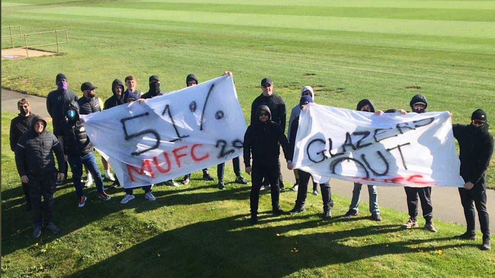 رغم الانسحاب من "دوري السوبر".. مشجعو اليونايتد يقتحمون مقر التدريبات مطالبين برحيل مُلاك النادي وسولسكاير يتدخل لتهدئة الأوضاع