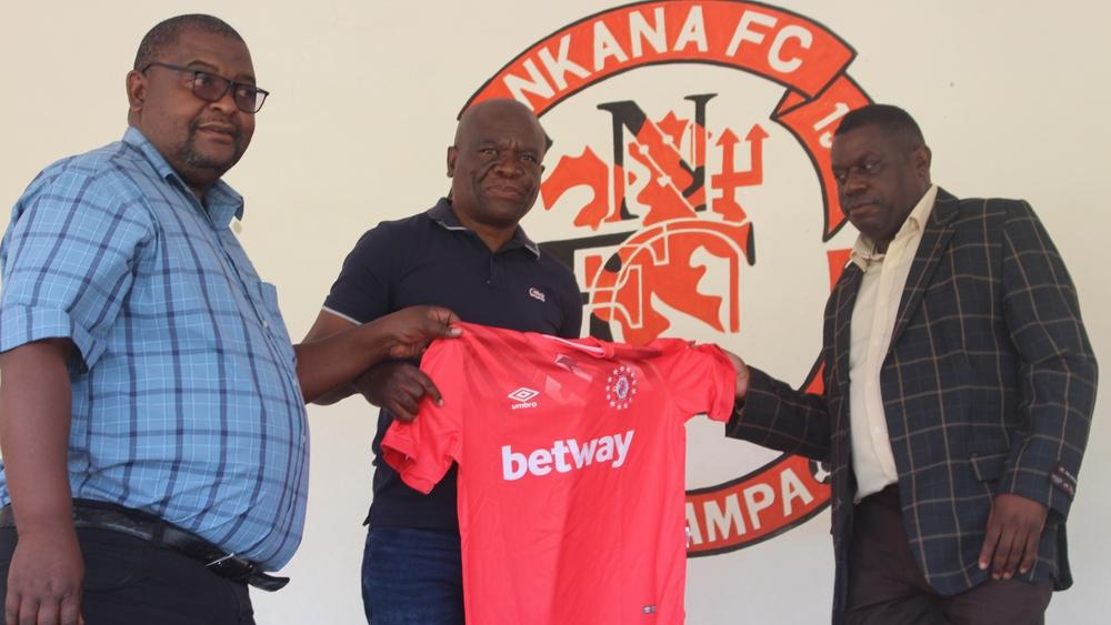 قبل مواجهة الرجاء في الكونفدرالية.. نكانا الزامبي يعين بيستون مدربا للفريق للمرة الرابعة في مسيرته