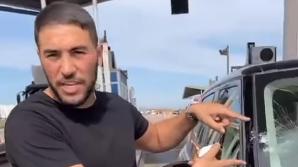 ياسين الصالحي يحتج على المسؤولين عن الطريق السيار بعد تهشم زجاج سيارته ويطالب المغاربة بتوخي "الحذر" في محطات الأداء بسبب "جواز"