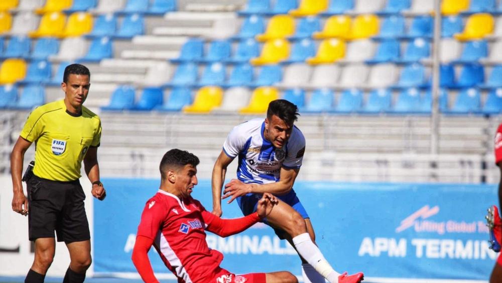 مديرية التحكيم تسند مهمة قيادة مباراة الوداد أمام اتحاد طنجة للحكم عبد العزيز لمسلك والتمسماني في الـ"فار"