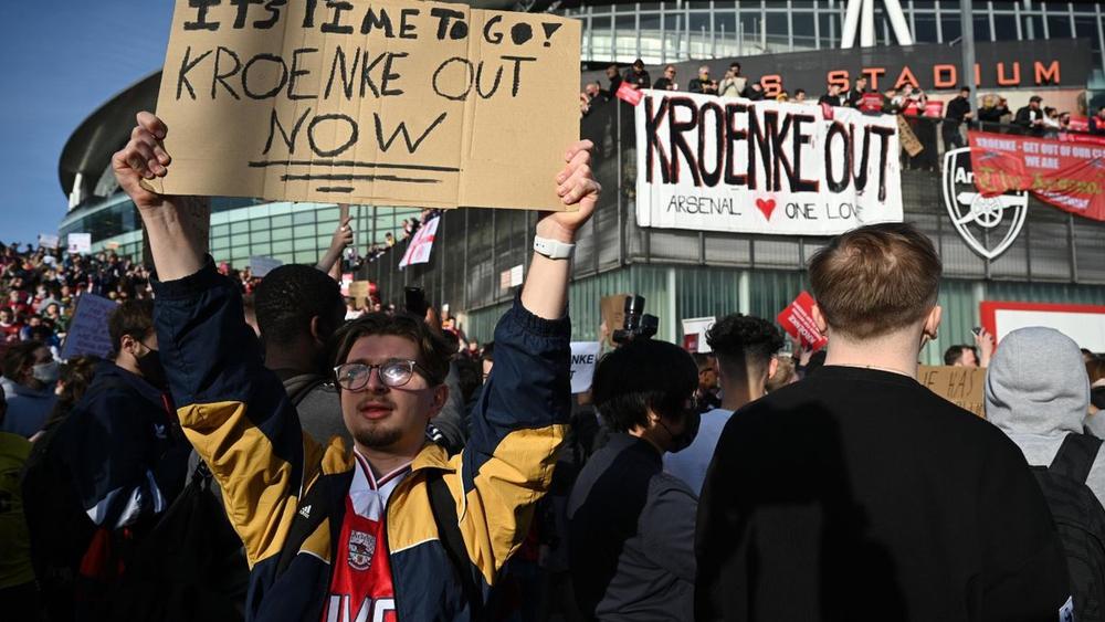 جماهير آرسنال “تجوب” شوارع شمال لندن بمظاهرات “حاشدة” للمطالبة برحيل مُلاك النادي