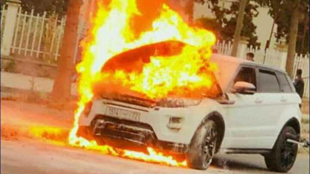 بسبب "تماس كهربائي".. النيران تندلع في سيارة حارس الرجاء محمد بوعميرة