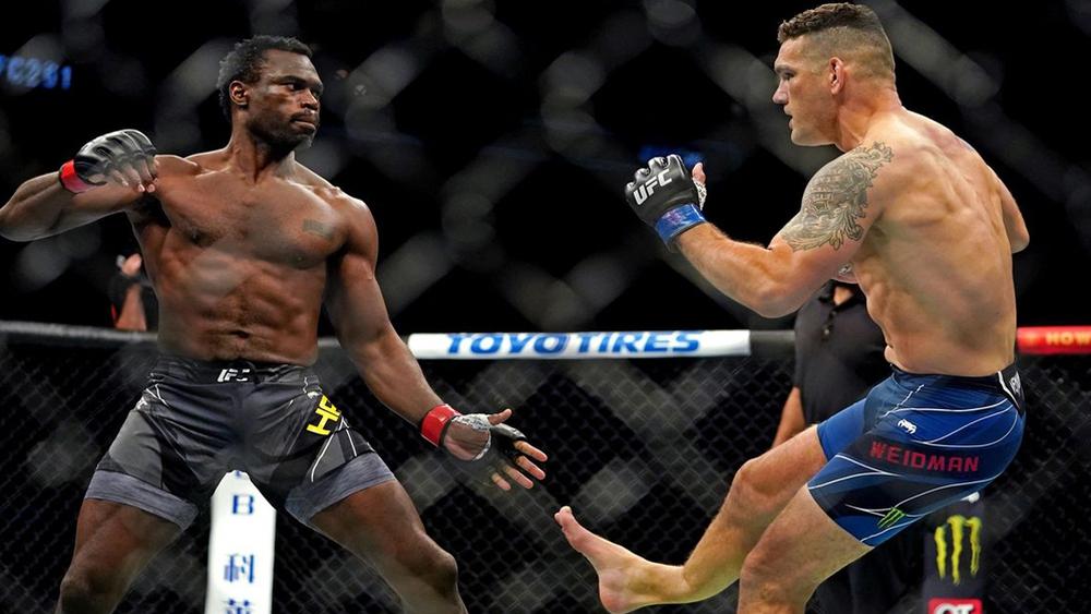 بالفيديو/ مقاتل يتعرض لكسر "مروع" ورئيس "UFC" يحتفل بفوز الخصم: "أول مقاتل في تاريخ البطولة يفوز دون توجيه ضربة واحدة"