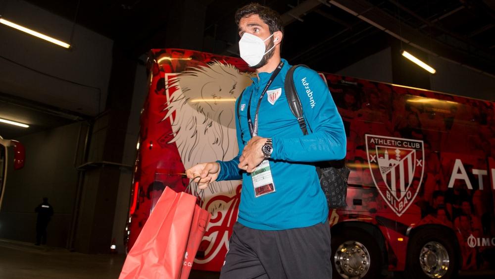 بعد تأكد إصابته بالحمى .. راؤول جارسيا يعود لمنزله من ملعب "سان ماميس" أثناء جلوسه "احتياطيًا" ضد أتلتيكو مدريد