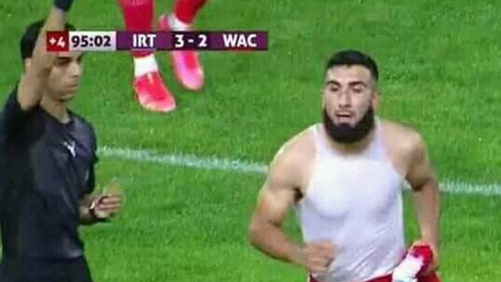 المودن يفاجئ فعاليات الوداد بنزعه قميص النادي احتجاجا على استبداله أمام اتحاد طنجة